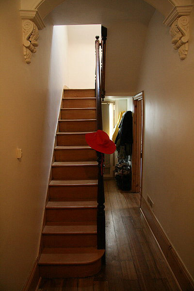 house_stairs.jpg (45119 bytes)