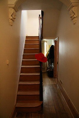 house_stairs_sm.jpg (21601 bytes)